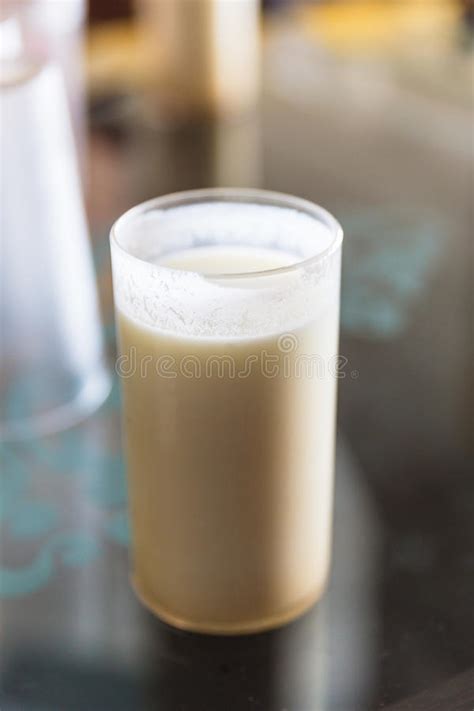 una taza de lassi es una bebida yogur basada tradicional popular del subcontinente indio