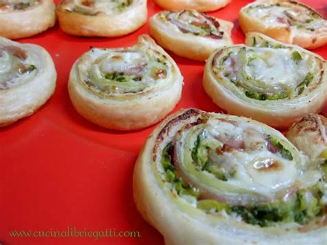 Una torta salata con pasta sfoglia e zucchine facillisima, sfiziosa, pronta in pochi minuti senza neanche cuocere prima le zucchine. Rotolini di pasta sfoglia con zucchine speck e formaggio