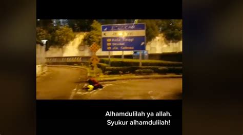 Netizens Say Welcome Home To Tearful Malaysian Man Falling On His