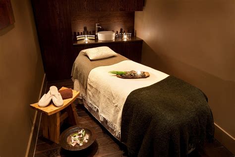 facial room ideas massage room decor massage therapy rooms spa room decor spa interior design