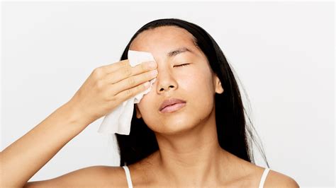 How To Use Facial Cleansing Wipes The Right Way Allure