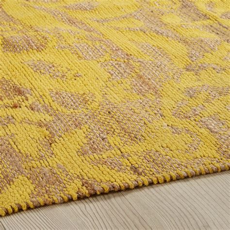 Dieser moderne teppich aus hochwertiger baumwolle fühlt sich sehr weich an und zeichnet sich durch seine besondere pflegeleichtigkeit aus. Teppich aus Jute und senfgelber Baumwolle 140x200cm Lukila ...