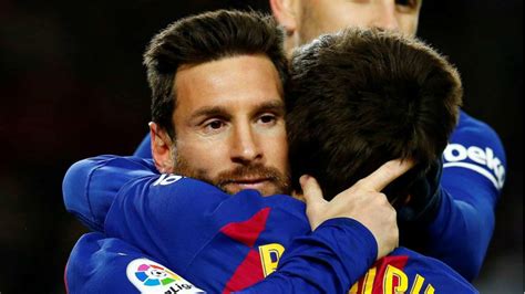 Riqui puig of fc barcelona conducts the ball during the copa del rey fourth round second leg match. FC Barcelona: Messi: el único que siempre está | Marca.com