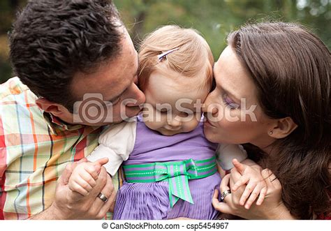 Un Beso De Amor Padres Con Su Hija Un Beso De Amor Padres Felices