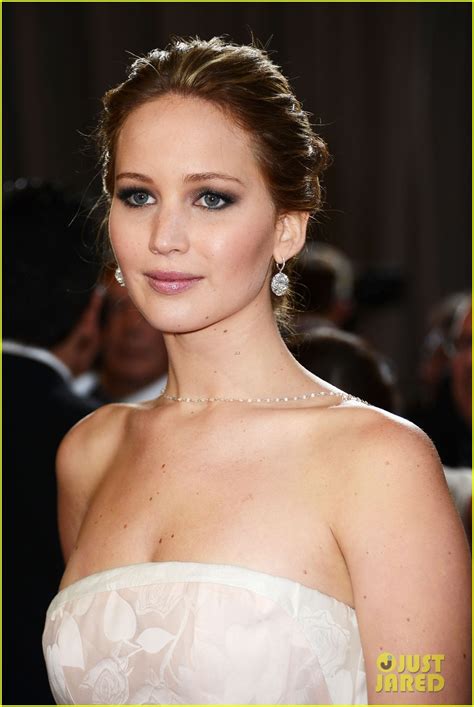 Jennifer Lawrence Wins Best Actress Oscar Falls On Stage Photo