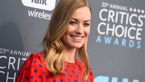 Handmaids Tale Yvonne Strahovski Had This Gross Pregnancy Symptom