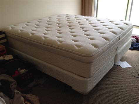 To learn more about our different mattress sizes and which one is best for. King size bed and box spring Saanich, Victoria - MOBILE