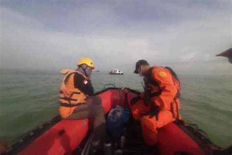 Perahu Bocor Tim Sar Gabungan Cari Nelayan Indramayu Yang Hilang