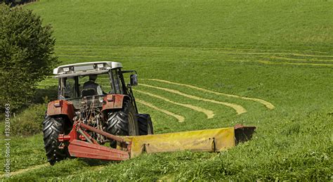 Traktor Beim Gras Mähen Heuerntesilage Stock Photo Adobe Stock