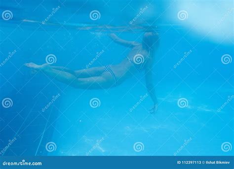 O Close up Disparou De Uma Mulher Que Nada Debaixo D água Na Associação Imagem de Stock Imagem