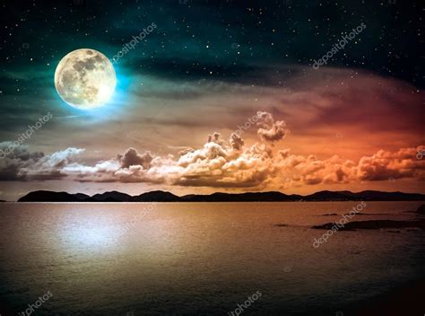 Paisaje Del Cielo Con Luna Llena En El Paisaje Marino A La Noche