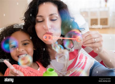 Madre E Hija Soplando Burbujas Fotografía De Stock Alamy