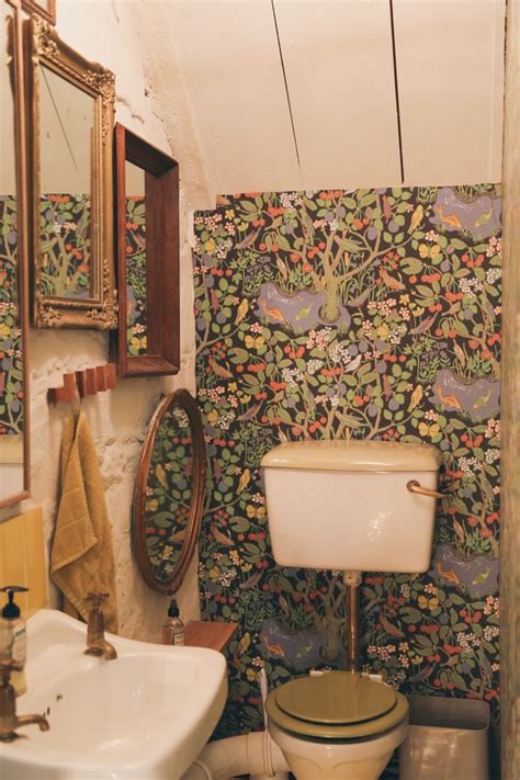 Nothing superfluous is added, just color while. Pin de Jungalow® by Justina Blakeney em Bathroom ...