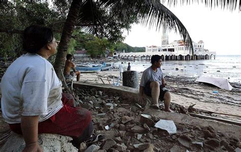 Amateur camcorder footage of the 2004 tsunami disaster. Penduduk tempatan melihat sisa-sisa kemusnahan Tsunami ...