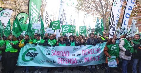 Miles De Funcionarios Salen A La Calle Para Exigir Al Gobierno