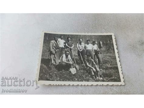 Снимка Мъже и жени с лопати на бригада Стари снимки Изделия от хартия balkanauction
