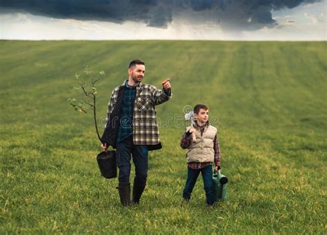 El Padre Y El Hijo Caminando Por El Campo Imagen De Archivo Imagen