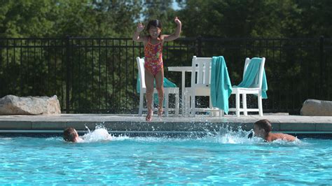 niña saltando a la piscina en cámara super lenta 2569260 Vídeo de stock