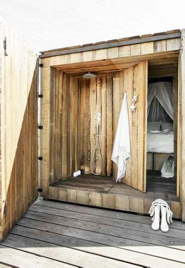 Guest Bedroom Cabin With Outdoor Shower And Wooden Hinged
