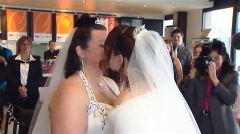 Couples Wed As New Zealand Same Sex Marriage Law Kicks In Youtube