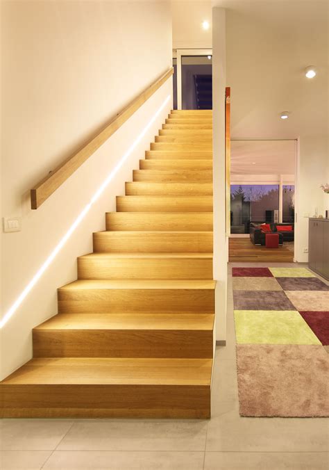 Die treppe… parkett ist ein wunderschöner holzbelag und im eigenheim für nahezu jeden fußboden geeignet. Modernes Treppendesign mit LED-Lichtband. Gerade ...