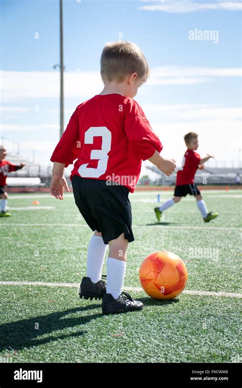 Niño Jugando Fútbol Fotografía De Stock Alamy
