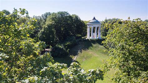 Im Englischen Garten J Hriger Bedroht Jugendliche Mit Abgebrochener