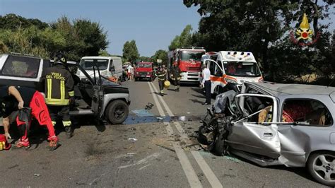 Ladispoli Violento Scontro Tra Tre Auto Due Feriti Estratti Dalle Lamiere Morto Un Uomo
