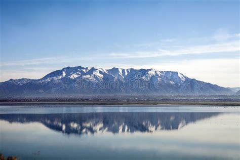 Montanhas Rochosas Refletidas Em Great Salt Lake Imagem De Stock