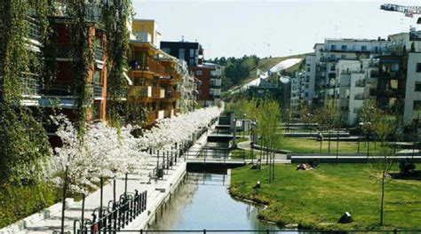 Położone jest wokół jeziora hammarby, w dzielnicy södermalm, powierzchnia osiedla planowana jest na około. Hammarby Sjostad | Sustainable city, Ecology, Sustainability