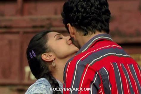 Parineeti Chopra Kisses In Ishaqzaade With Arjun Kapoor ~ Hot Girl Pictures