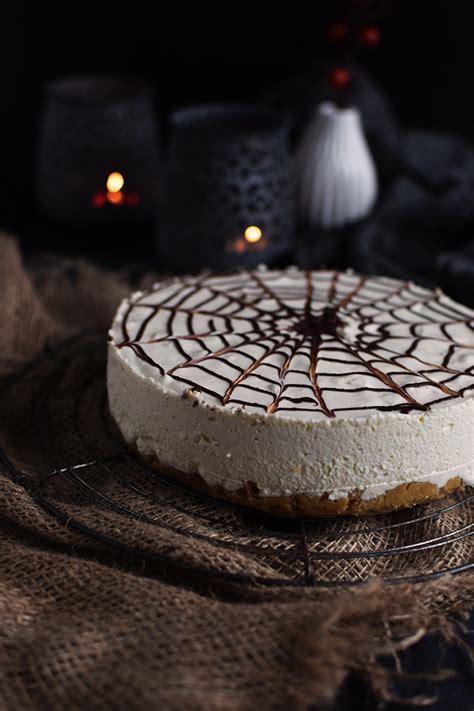 Lass dich von den verschiedenen halloween rezepten inspirieren. Cheesecake mit Zimt und Spinnennetz: ein Halloween Kuchen