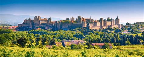 The castle at carcassonne was built in the 12th century by bernard aton trencavel over the western part of the roman walls. Een vakantie in Carcassonne: een middeleeuws verblijf in ...