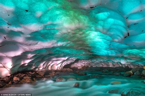 ถ้ำน้ำแข็ง Kamchatkas Ice Cave ประเทศ Russia Once In World Wide