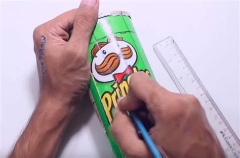 Zum reisen braucht man geld. 7 Dinge, die man mit einer leeren Pringles-Dose machen kann!
