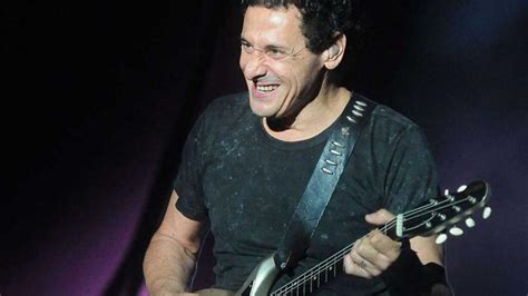 17 de agosto de 1957) es un músico argentino conocido por formar parte de tres bandas del movimiento de rock argentino, fue guitarrista de mam en los años 70 y los años 1980, 1 de sumo en los años 1980 y actualmente es el guitarrista, vocalista y líder de divididos. Mollo homenajeó a Cerati con una orquesta