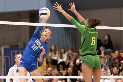 Womens Volleyball Takes Oregon Ducks Down In Four Sets Daily Bruin