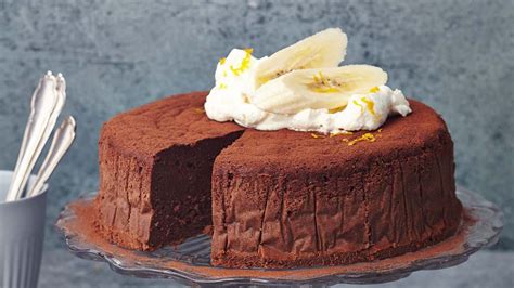 Auch rezepte für allergiker sind dabei. Bananen-Schoko-Mousse-Kuchen Rezept - ESSEN UND TRINKEN