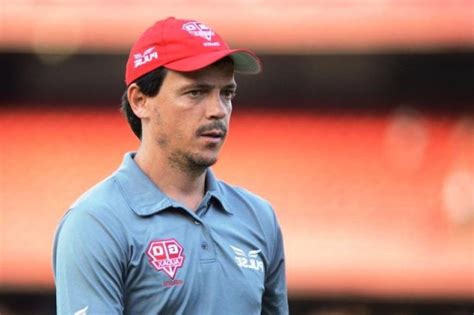 Na ocasião, o time estava na 16ª posição, com 19 pontos. Fernando Diniz será apresentado oficialmente hoje como ...