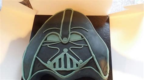 Weitere ideen zu star wars kuchen, star wars geburtstag, star wars party. Darth Vader helmet cake. | Darth vader helmet, Vader ...