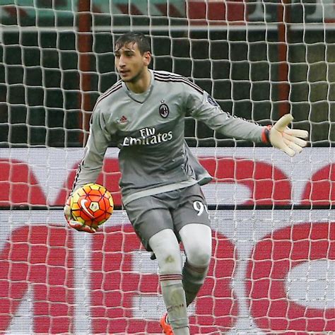 Donnarumma was born in castellammare di stabia in the province of naples, the son of alfonso and marinella. Goalie-Talent Donnarumma will Vertrag mit Milan nicht ...