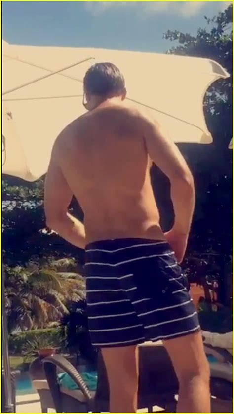 Alexander Skarsgard Goes Shirtless At The Pool On Snapchat Photo Alexa Chung