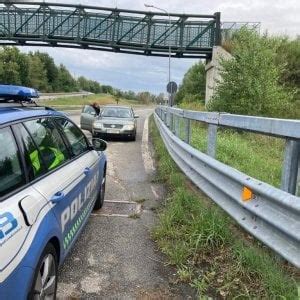 Non così fortunato era stato il 43enne comasco che lo scorso mese di marzo aveva imboccato contromano un tunnel sull'autostrada a2 in ticino finendo contro un altro veicolo. Contromano in autostrada, fanno inversione ma la polizia ...