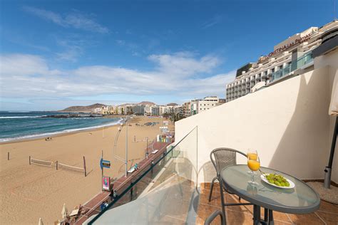 El wifi es gratis y este apartamento también cuenta con una terraza en la azotea y servicio de transporte por la zona. Apartamento en Las Canteras Las Palmas