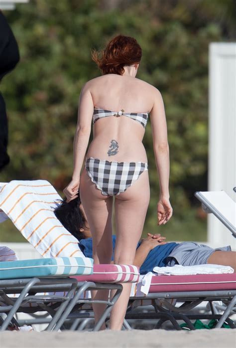 Jena Malone Showing Her Juicy Ass In Strapless Monochrome Bikini At The Beach In Porn Pictures
