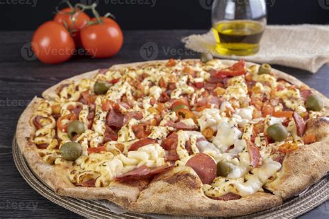 Pizza Coberta Com Molho De Tomate Catupiry Calabresa Fatiada Tomate