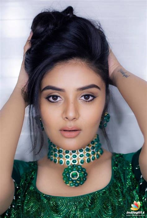 Her birth name was sweety shetty, which was later. Sreemukhi Photos - Tamil Actress photos, images, gallery ...