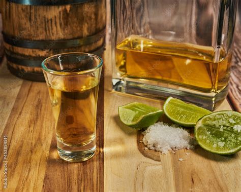 Plakat Como Tomar Un Trago De Tequila En México Con Su Limón Y Sal Con