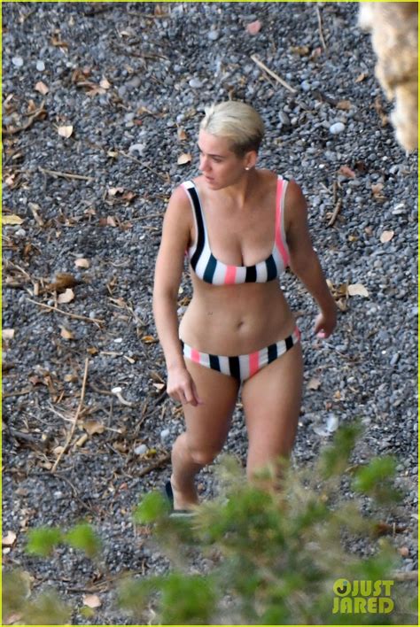 Katy Perry Wears A Striped Bikini At The Beach In Italy Photo 3925735 Bikini Katy Perry