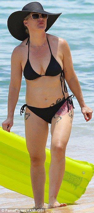 Bikini Clad Jennie Garth Shows Off Huge New Tattoos On Hawaii Holiday Jennie Garth Bikinis